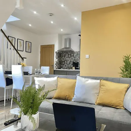 Loft By Brookland Serviced Short Lets With Free Wifi شقة ليدز
