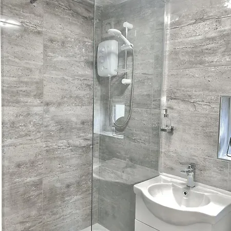 Loft By Brookland Serviced Short Lets With Free Wifi * ليدز