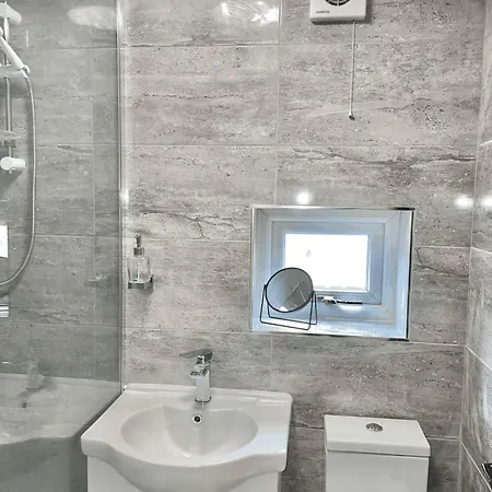 Loft By Brookland Serviced Short Lets With Free Wifi شقة *